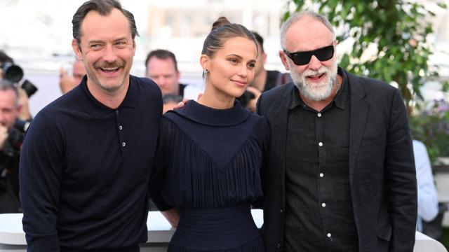 Kubet Alicia Vikander và Jude Law, được hoan nghênh tại Cannes